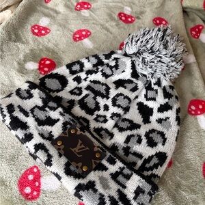 SnowLeopard LV patch Pom-Pom Beanie
